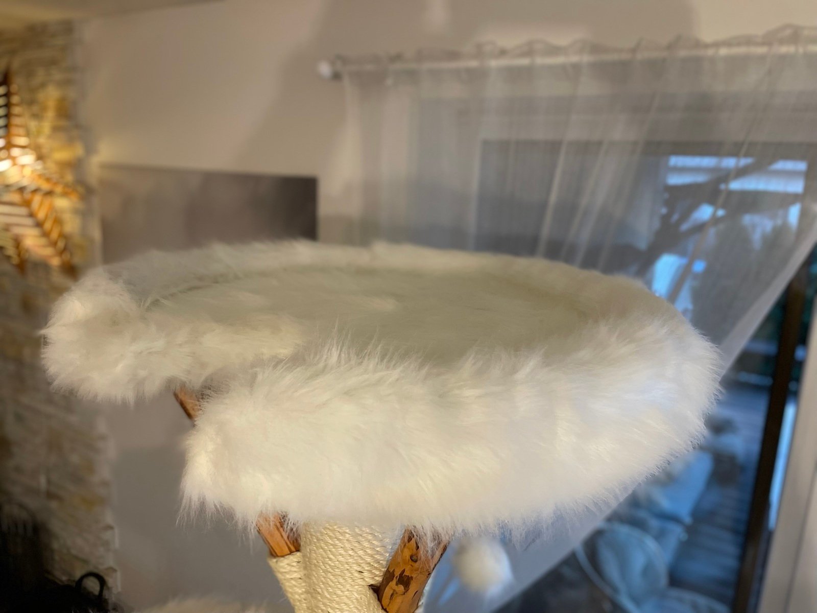 Echtholz Katzenkratzbaum in der Farbe weiß