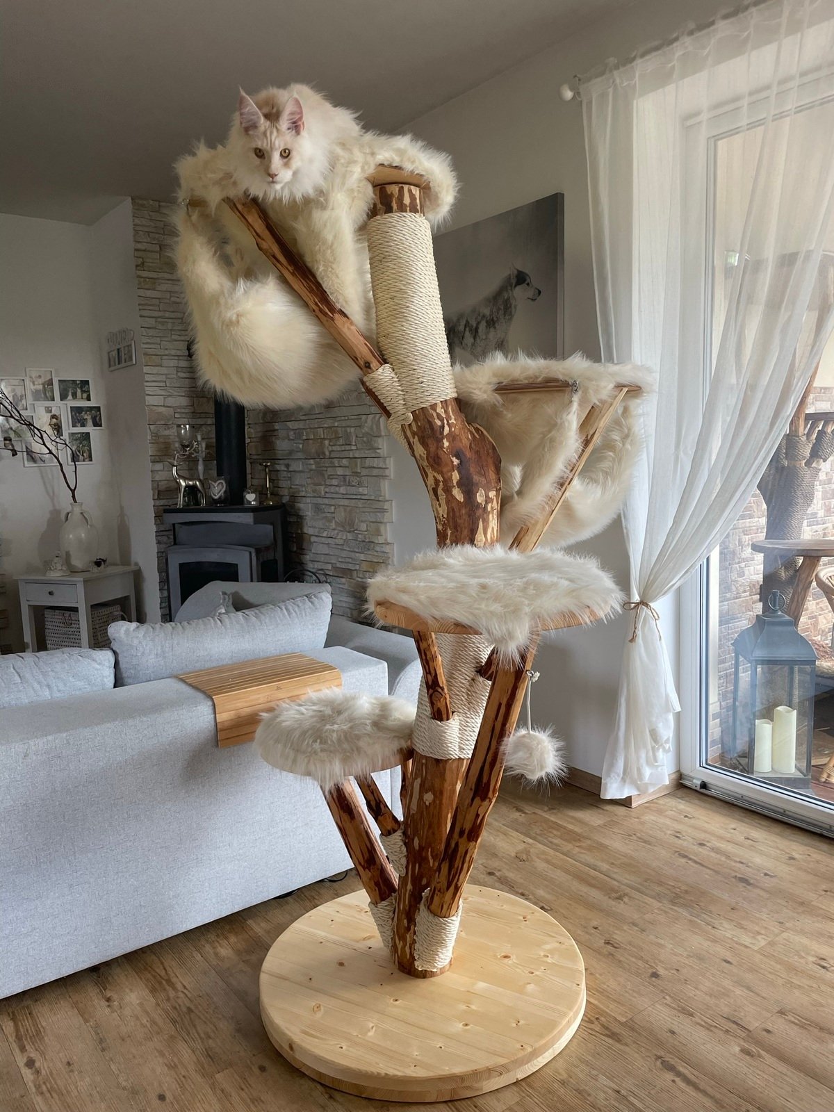 Echtholz Kratzbaum beige Liegeflächen Echtfell