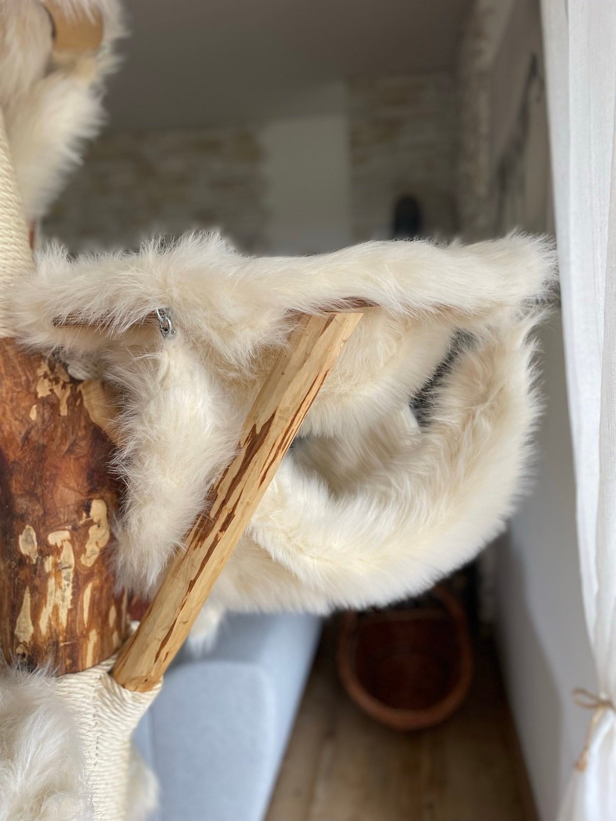 Katzenbaum mit beigem Fellbezug