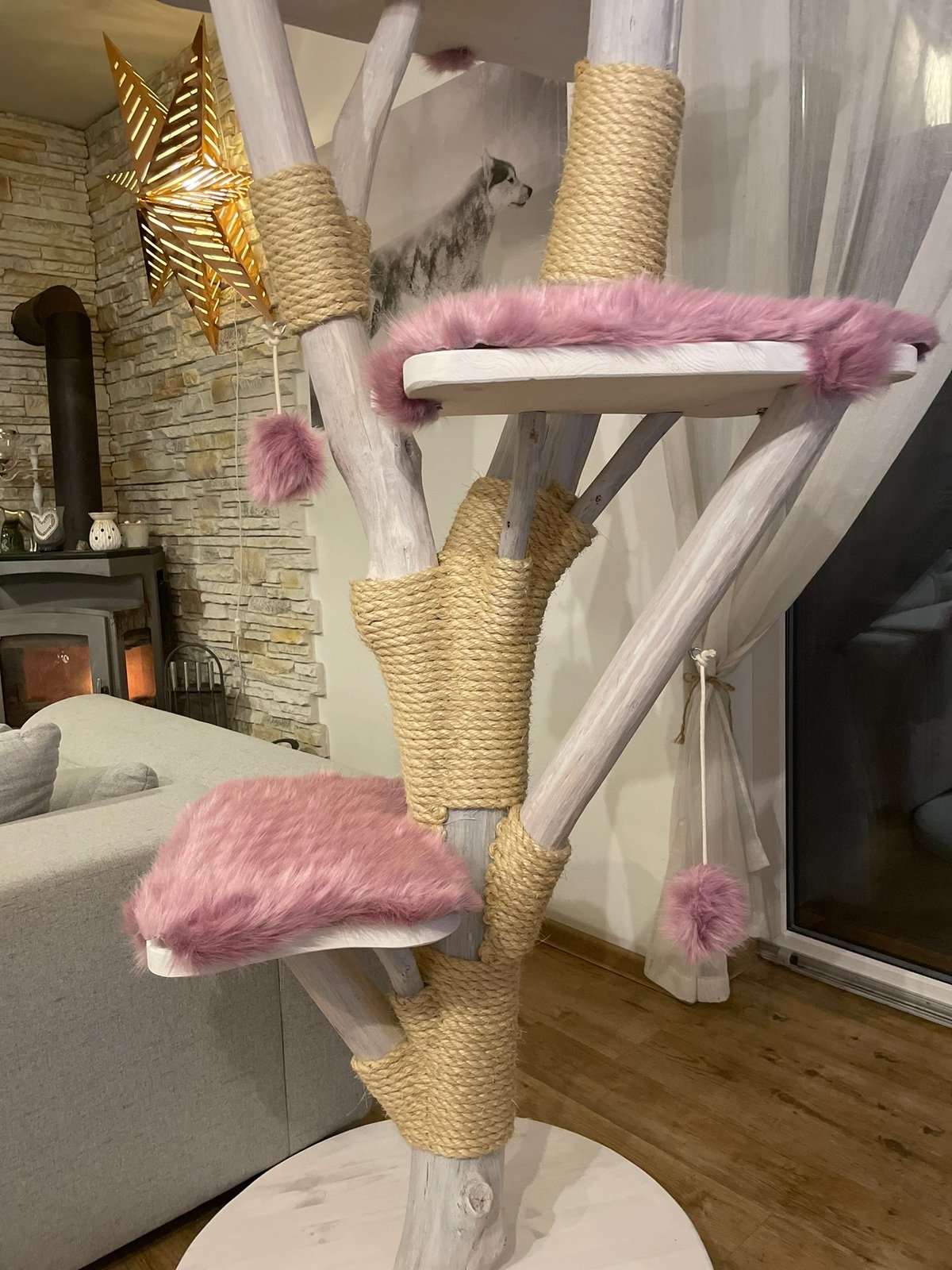 Katzenkratzbaum in rosa mit großen Liegeflächen
