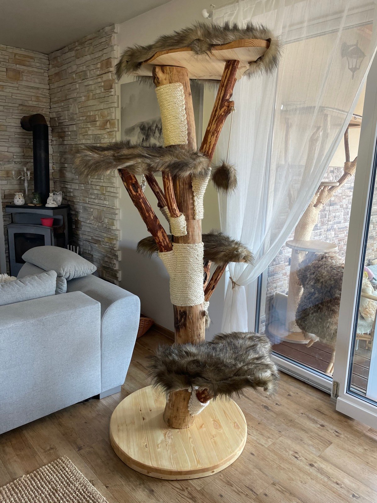 Kratzbaum aus Echtholz in Fuchsfellbezug