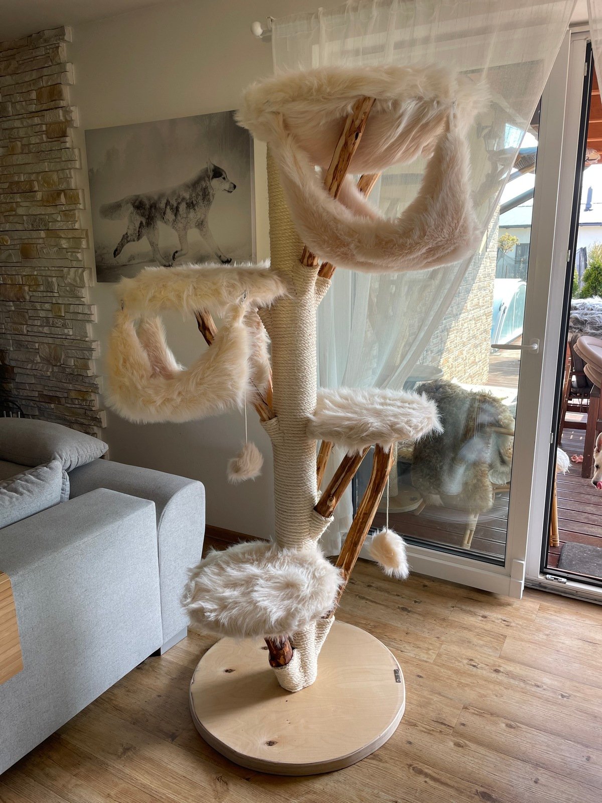 Kratzbaum aus weißem Fellbezug