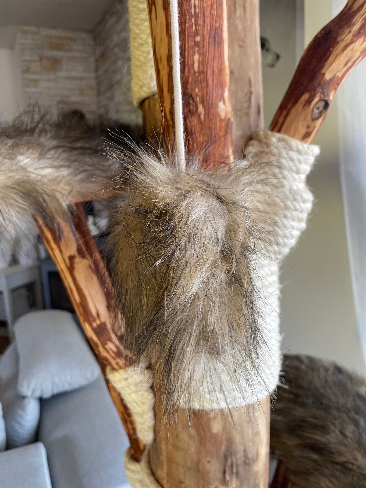 Kratzbaum mit Fuchsfellbezug