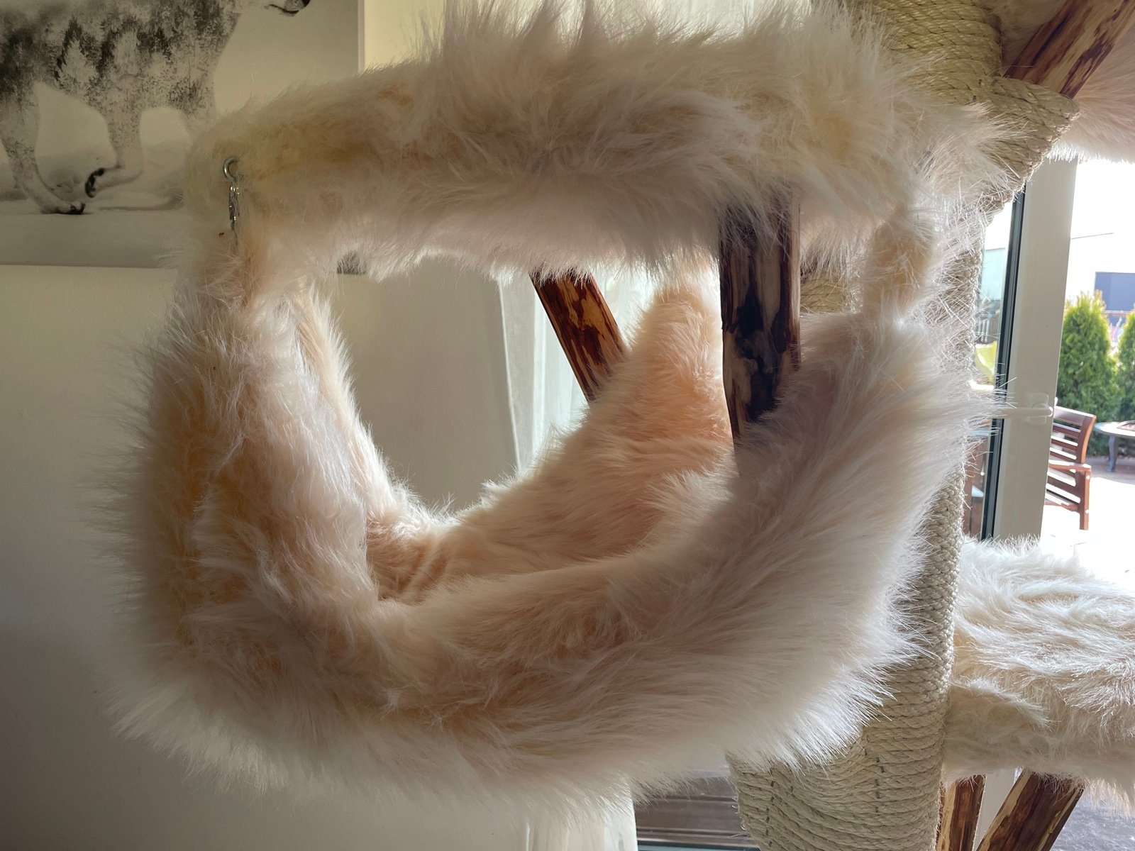 Kratzbaum mit weißem Fell