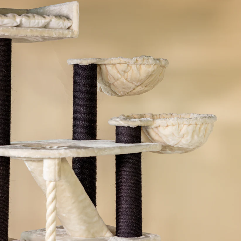 creme beiger Katzenkratzbaum der Linie blackline