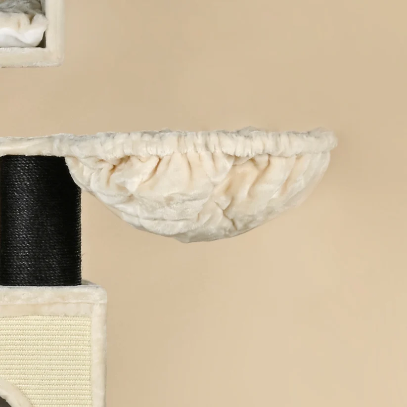 extra großer Katzenkratzbaum in beige mit schwarzen sisal säulen