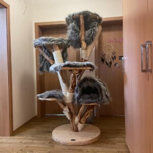 grauer großer Kratzbaum in der Farbe grau