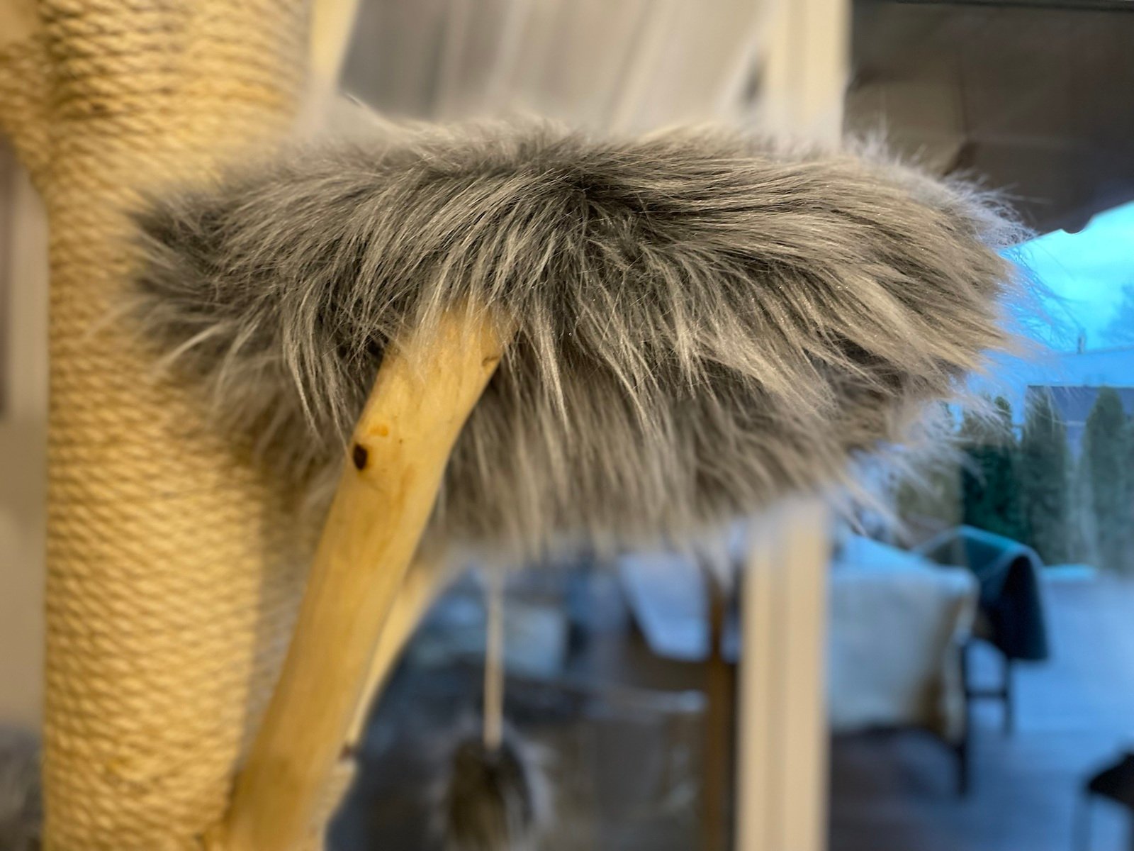 grauer massiver Katzenbaum aus echtem grauen Fell