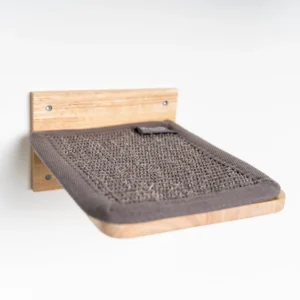 grauer moderner Wandkratzbaum