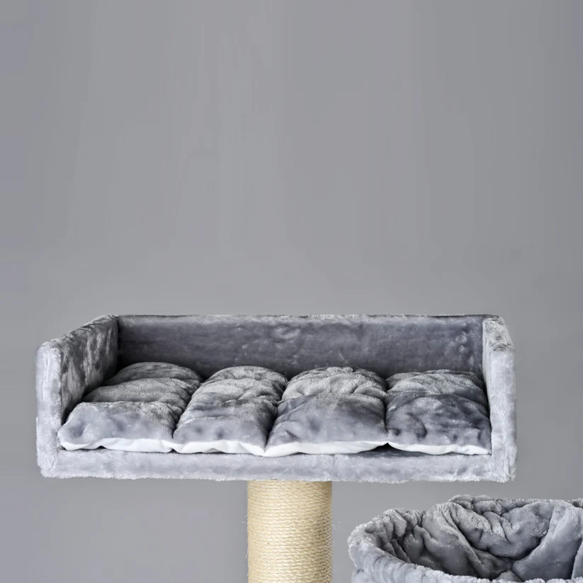 hellgrauer Kratzbaum massiv mit großer Liegefläche