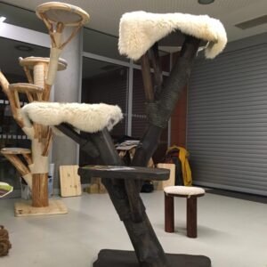 schwarzer Katzenkratzbaum in XXL groß