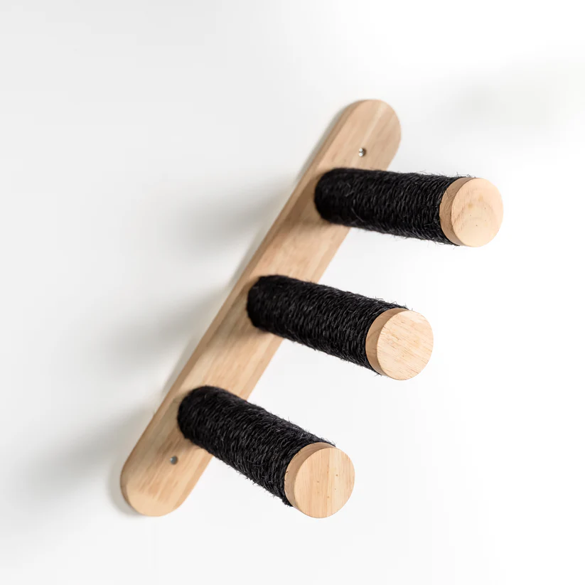 schwarzer Wandkratzbaum mit rundem Holz2