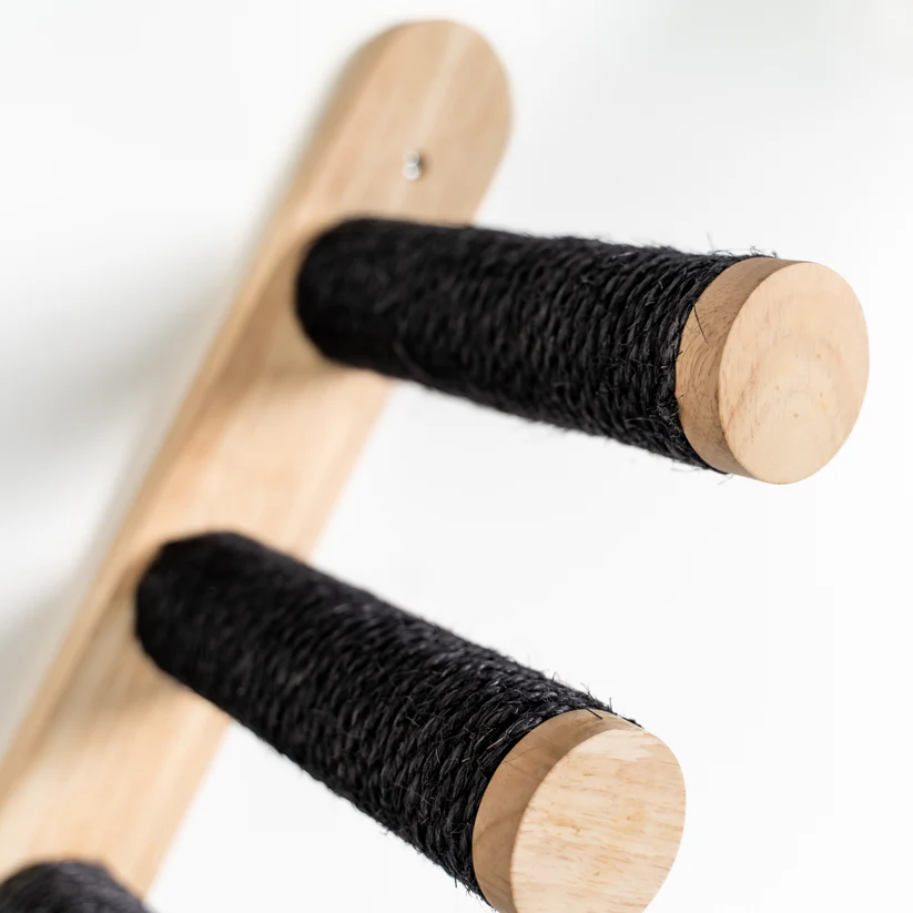 schwarzer Wandkratzbaum mit rundem Holz3