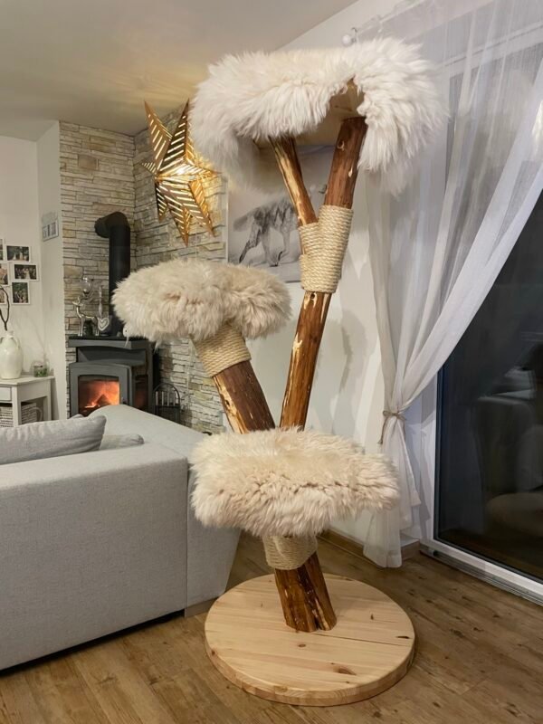 katzenbaum-felix-bezug-aus-weissem-schaffell