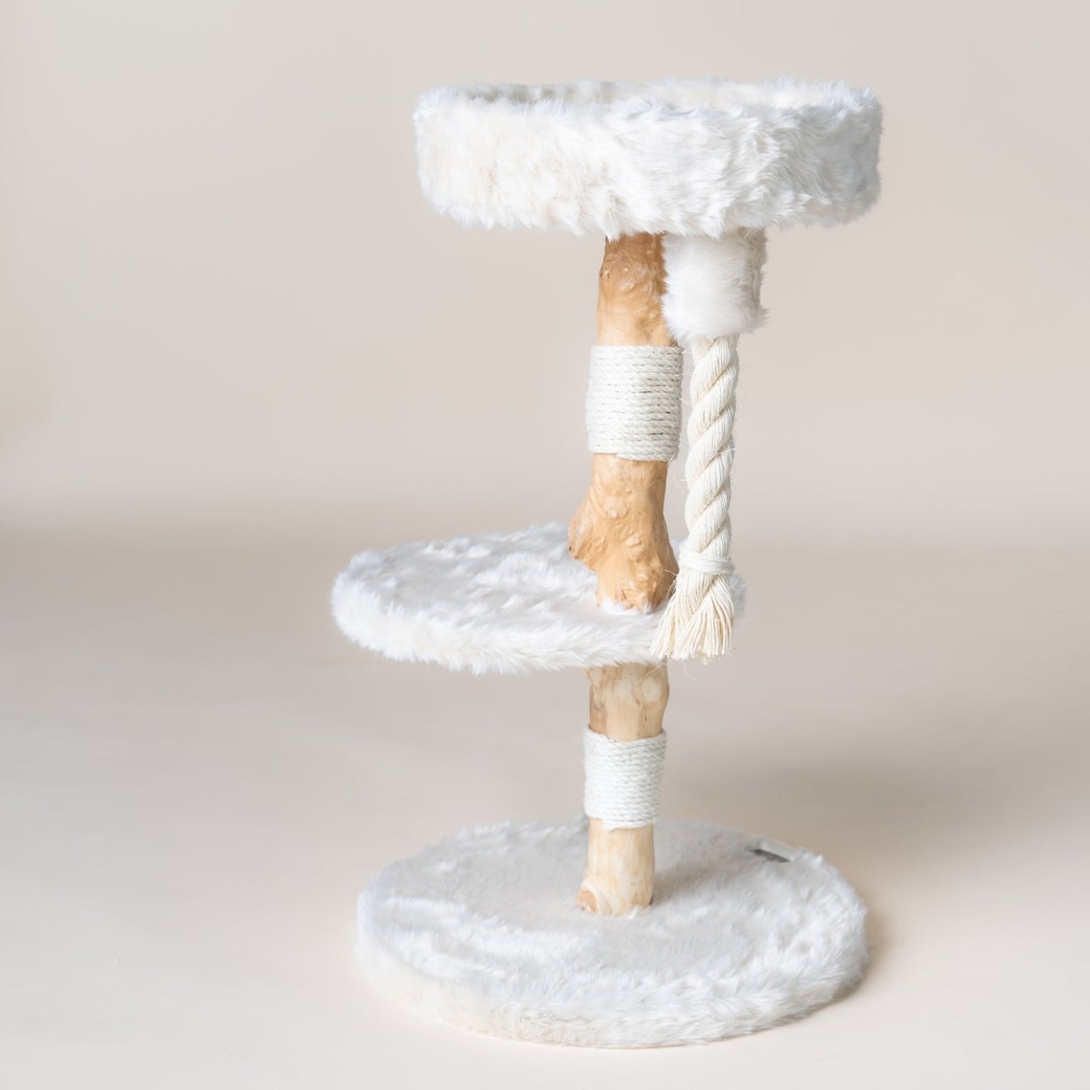 Beiger Katzenkratzbaum mit Holzoptik und weichem Kuschelplatz oben