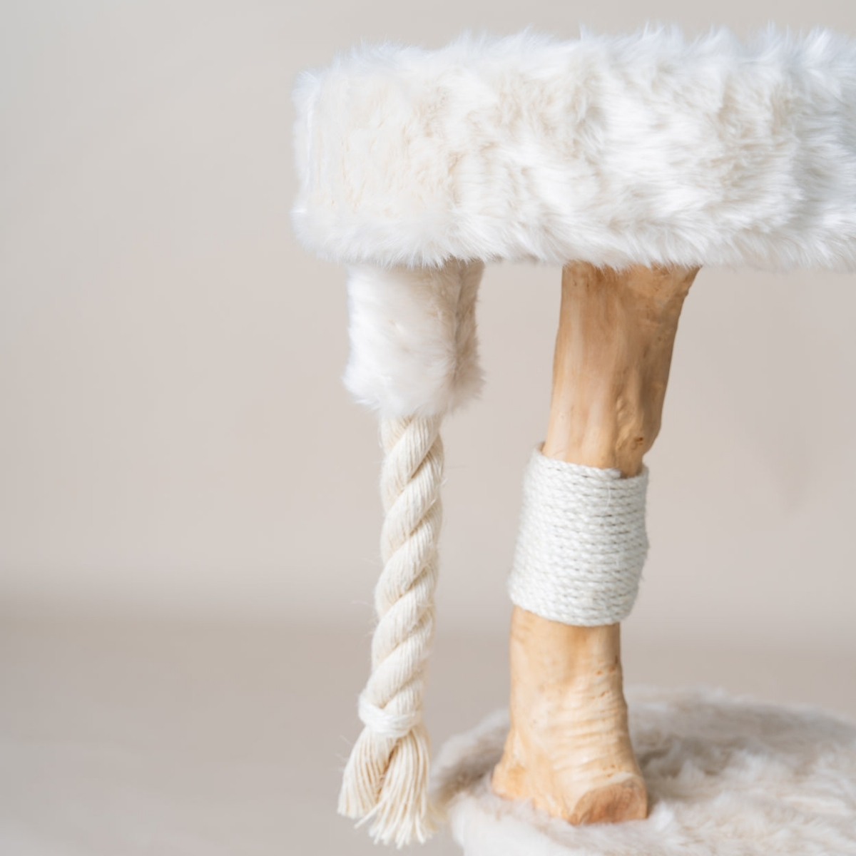 Kompakter Kratzbaum für Katzen mit Sisal-Kratzsäulen und Spielseil