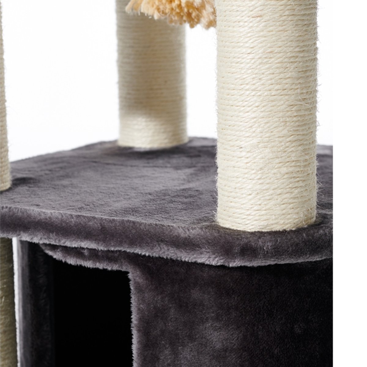 Nahaufnahme von einem plüschigen schwarzen Katzenbaum