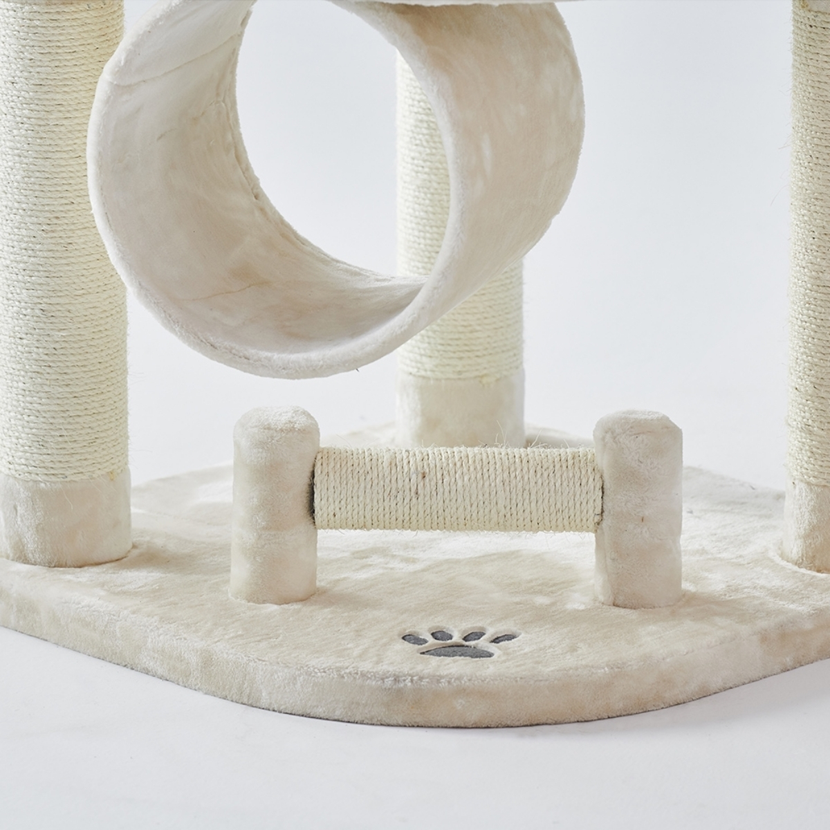 Stabiler Katzenbaum ELIF in Cream mit 12 cm Sisalstämmen und gemütlichen Liegemulden