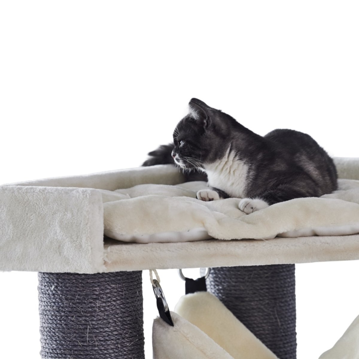Stabiler Katzenkratzbaum Chilo von Nobby in Cream mit anthrazitfarbenen Sisalstämmen